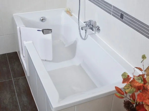 Dieselbe Badewanne nach dem Umbau mit eingesetzter Tuer