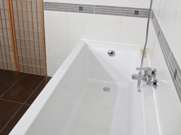 Die Badewanne vor dem Umbau: hoher Rand, kein Einstieg