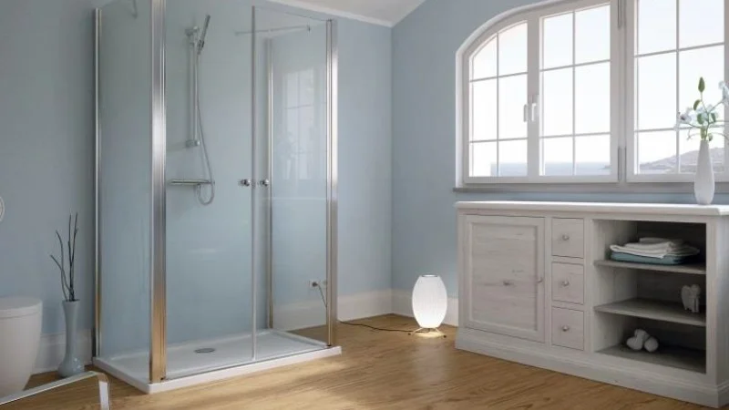 Barrierefreie Dusche mit bodennaher Duschwanne und Glaskabine in einem hellen Badezimmer