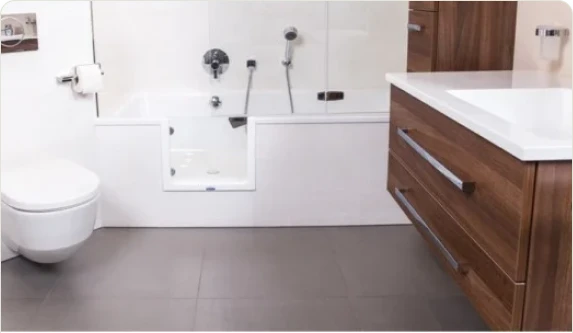 Badewanne mit nachträglich eingebauter Tür
