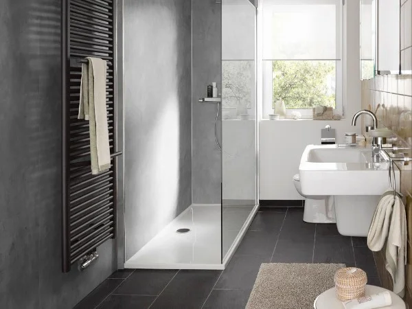 Dasselbe Badezimmer nach dem Umbau mit bodenebener Dusche