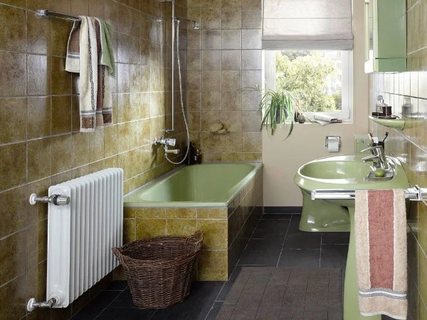 Das Badezimmer vor dem Umbau mit alter Badewanne